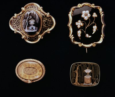 Bijoux de deuil, broches mi-victoriennes serties en or - English School